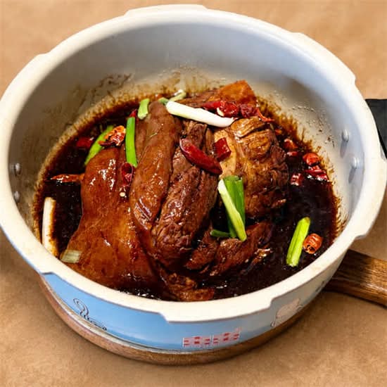 压锅大肘子 Braised Pork Hock